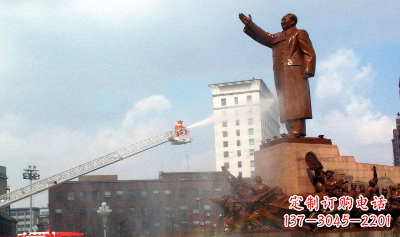 山西广场挥手的毛主席景观铜雕