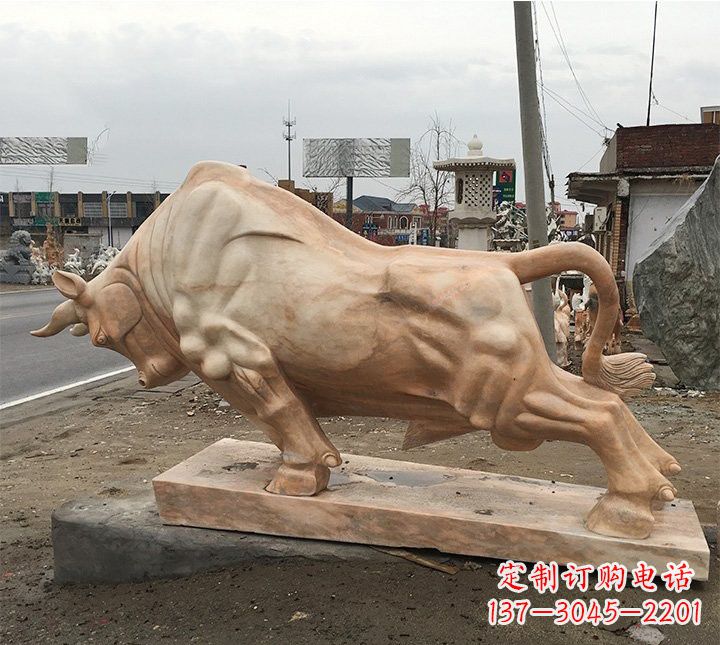 山西象征力量的广场晚霞红牛雕塑