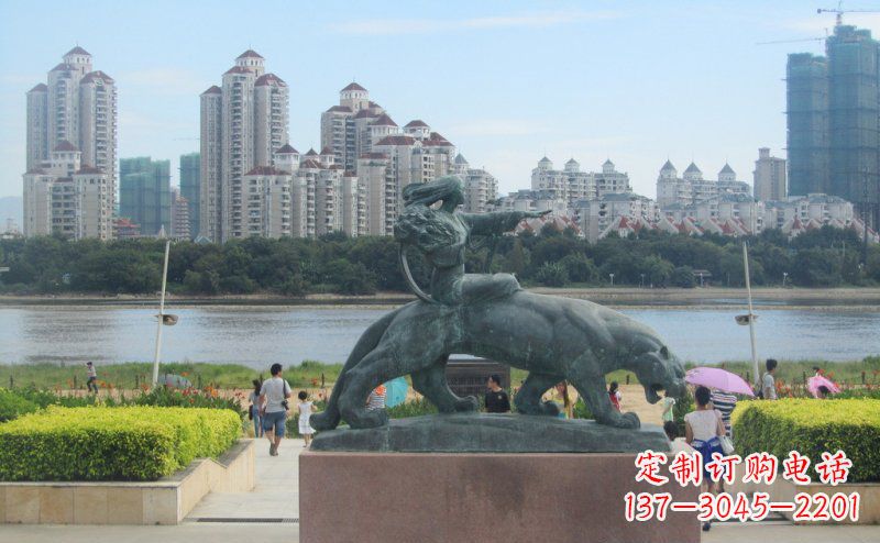 山西广场坐着狮子的女人景观铜雕