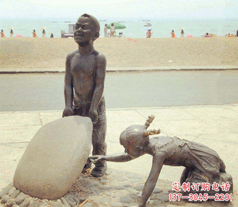 山西海边抬石头的小孩景观铜雕