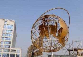山西地球仪雕塑是一种雕刻艺术，它将地球仪的地…