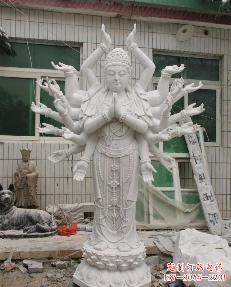 山西汉白玉千手观音雕塑，精致细腻，深具宗教意义