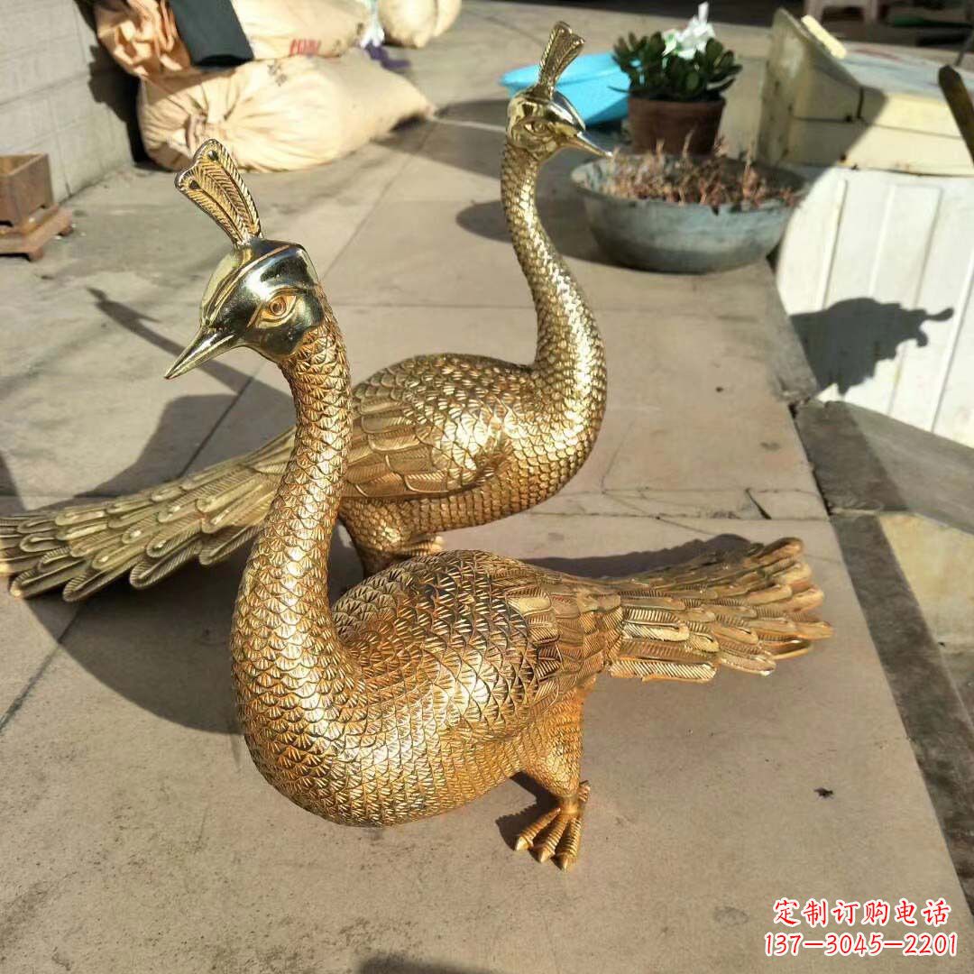 山西高贵典雅的黄铜雕刻孔雀雕塑