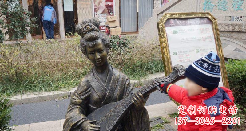 山西街边弹琵琶的古代美女雕塑