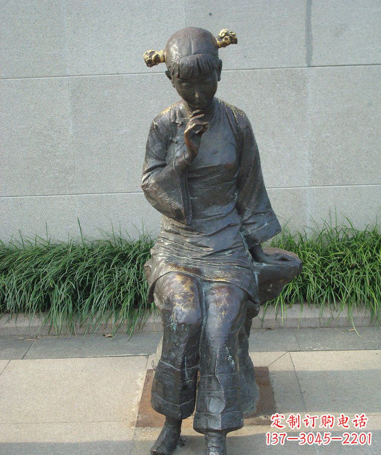 山西描绘心灵世界的街边低头思考的女孩景观铜雕