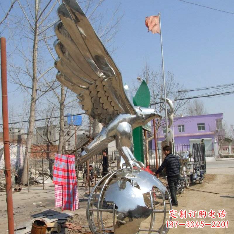 山西超越传统的老鹰不锈钢雕塑