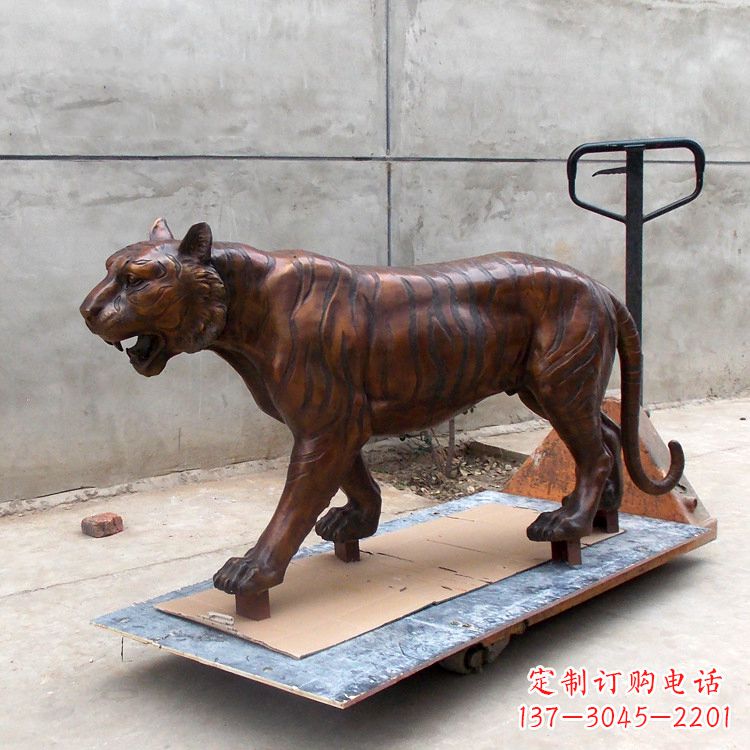 山西活力四射的老虎铜雕塑