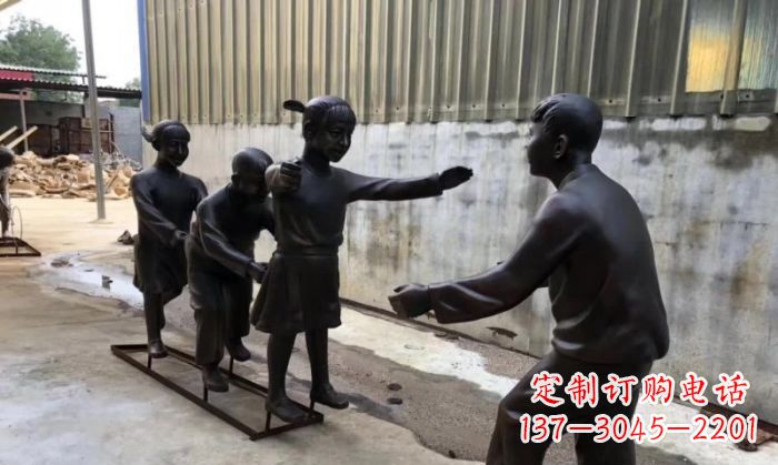 山西华中领雕塑出品——老鹰捉小鸡铜雕