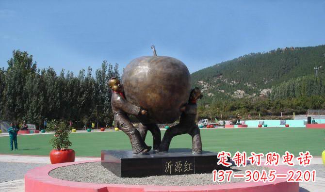 山西苹果融入两岁小孩的生活——公园铜雕