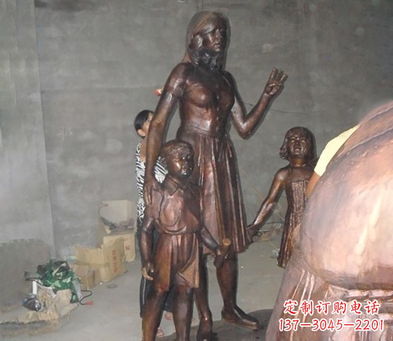 山西中领雕塑非常荣幸推出一款特别的母亲雕塑,…