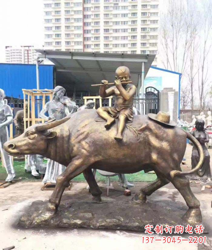 山西专为儿童量身定制的牧童骑在牛背吹笛铜雕