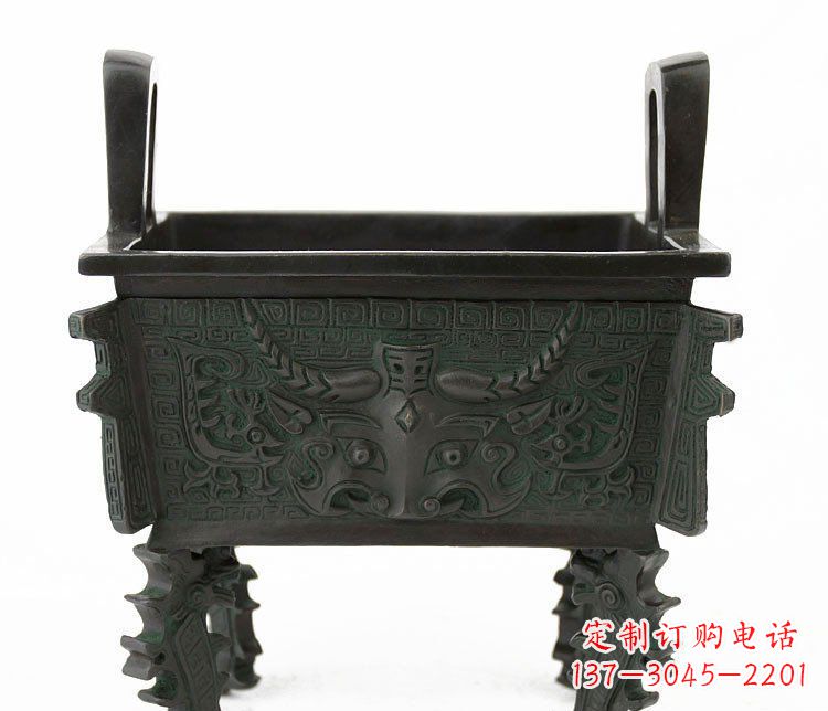 山西精致的牛头铜鼎铜雕