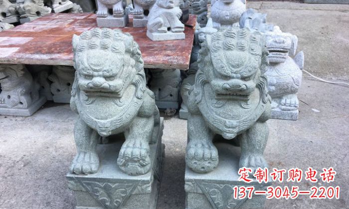 山西青石踩球狮子看门石雕,精致雕塑令门口更加精彩