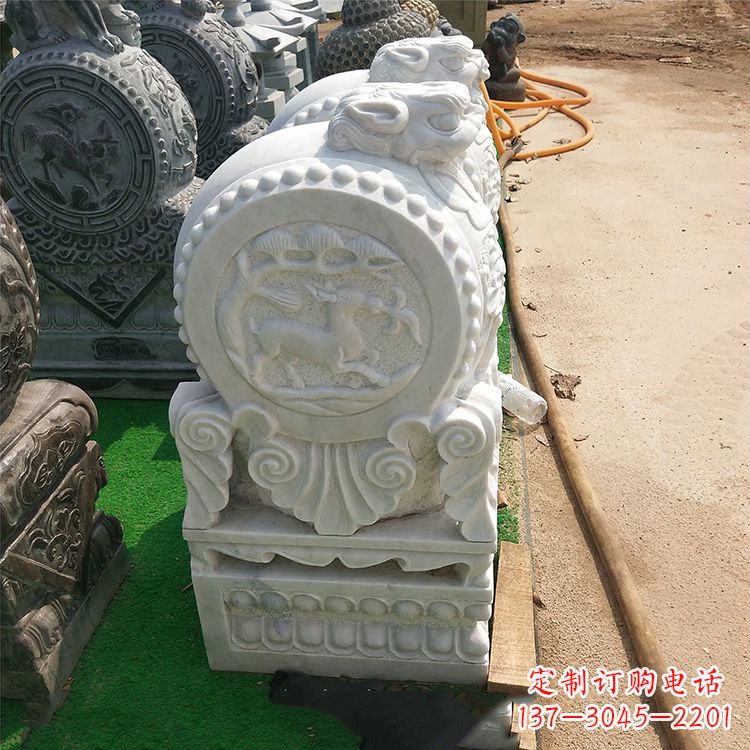 山西青石门墩石带浮雕是由领雕塑定制制作的一款…