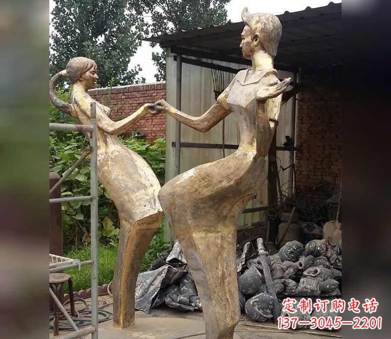 山西情侣跳舞广场景观铜雕