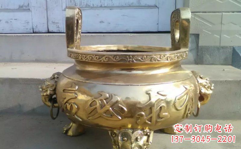 山西壮丽威猛的三足香炉铜雕