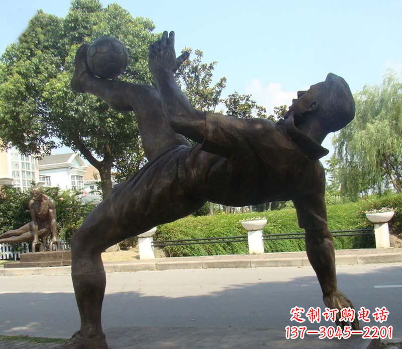 山西射门的足球运动员铜雕
