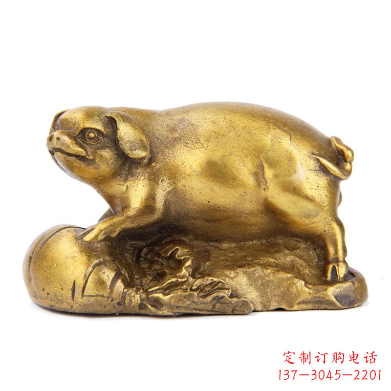 山西铸铜鎏金猪雕塑时尚炫彩,精致温馨