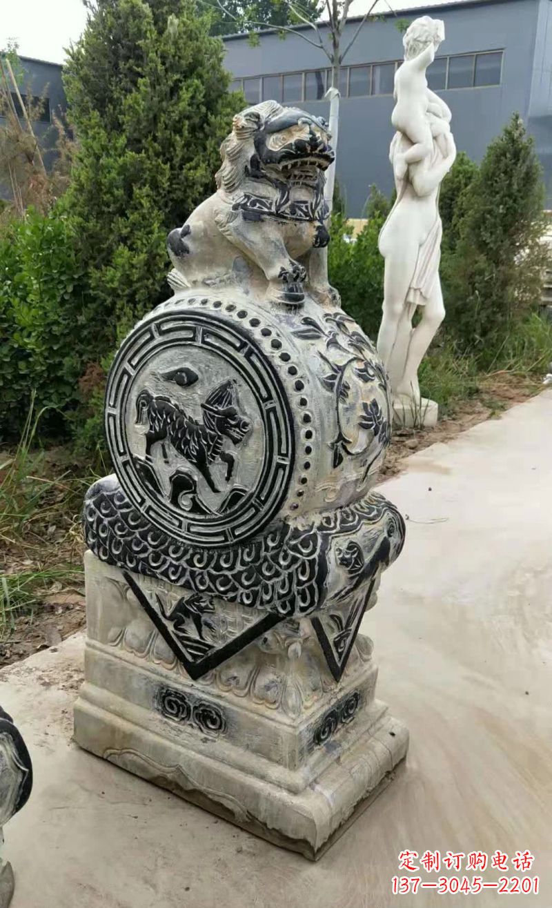 山西狮子抱鼓石雕塑,象征力量与美感