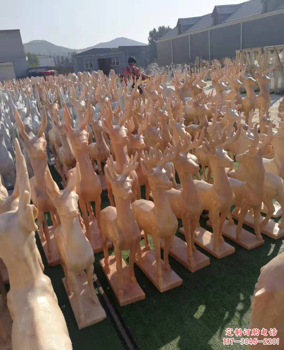 山西红梅花鹿雕塑,美丽而优雅