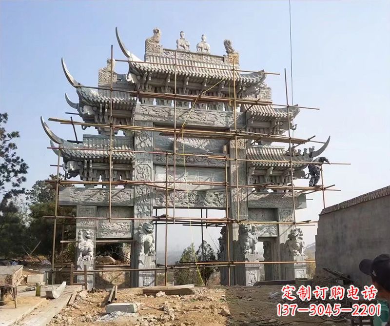 山西石牌坊外东侧的龙凤雕塑