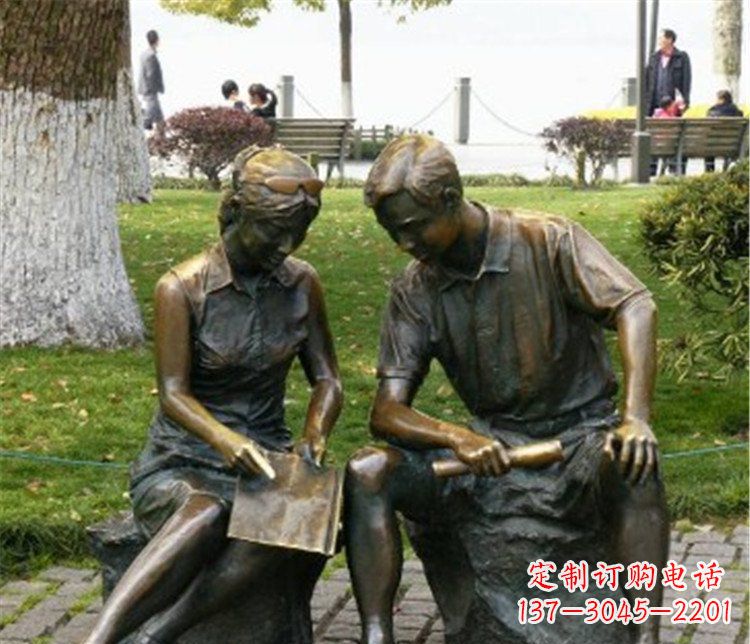 山西讨论问题的学生铜雕