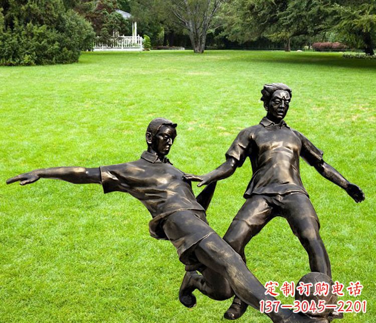 山西踢足球的人物铜雕