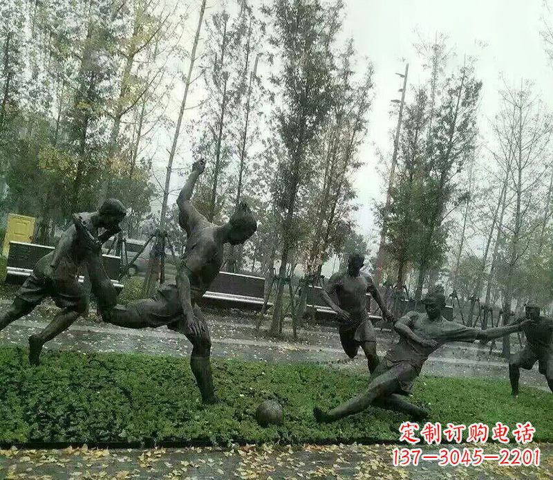 山西踢足球公园运动人物铜雕