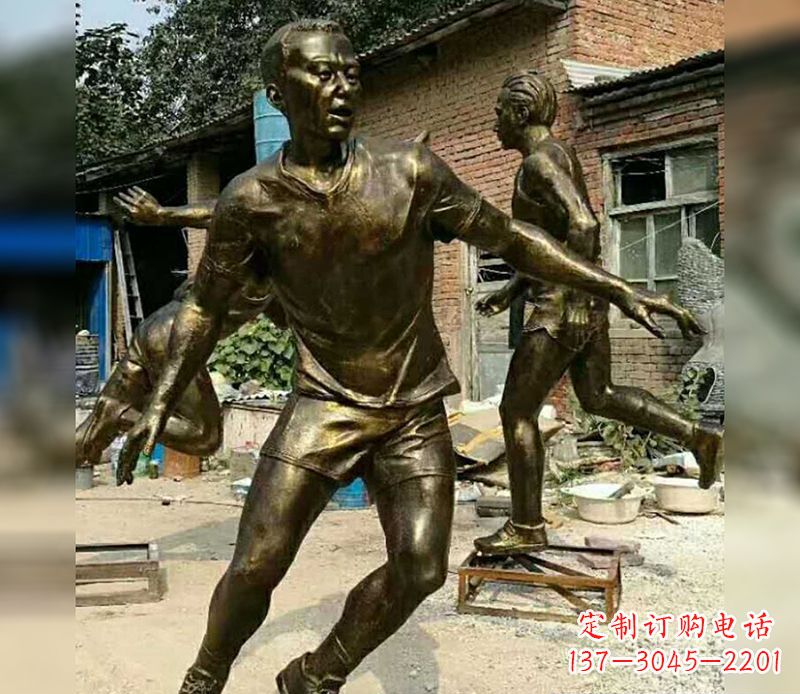 山西踢足球广场人物铜雕
