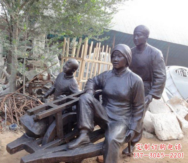 山西推独轮车人物铜雕