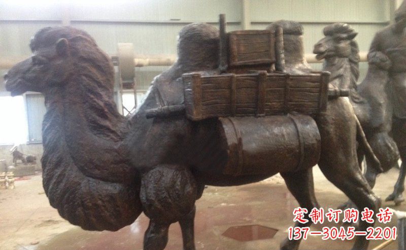 山西驮着东西的骆驼公园动物铜雕