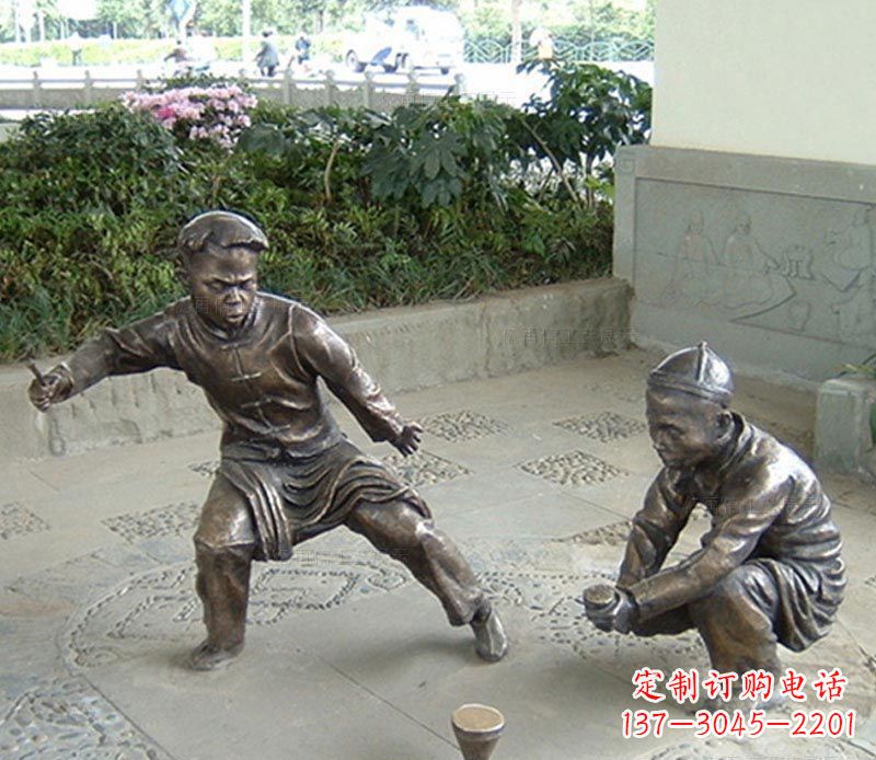 山西玩陀螺的古代儿童铜雕