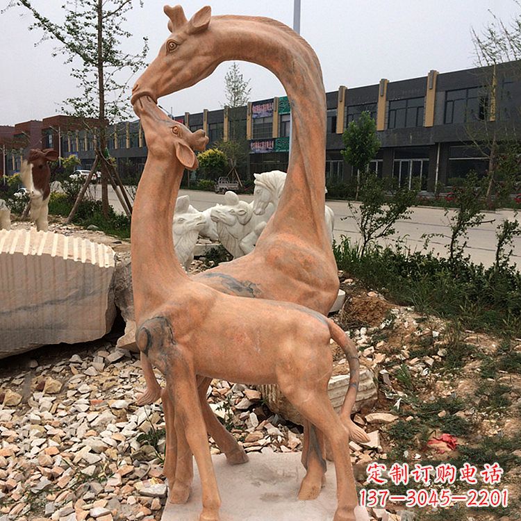 山西晚霞红石雕长颈鹿-校园公园母子亲情景观雕塑