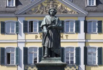 山西世界名人欧洲古典主义时期著名作曲家贝多芬景区广场铜雕塑像