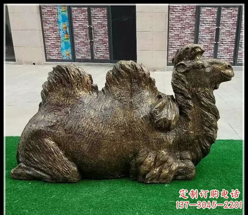 山西卧在草地的骆驼铜雕