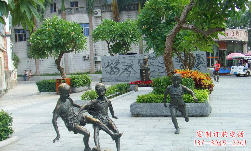 山西小孩踢足球铜雕