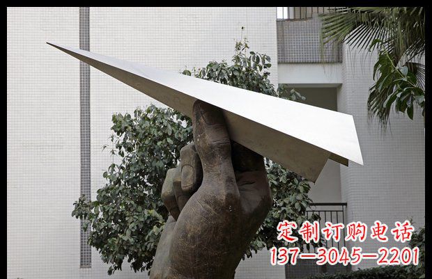 山西小区不锈钢手拿纸飞机雕塑
