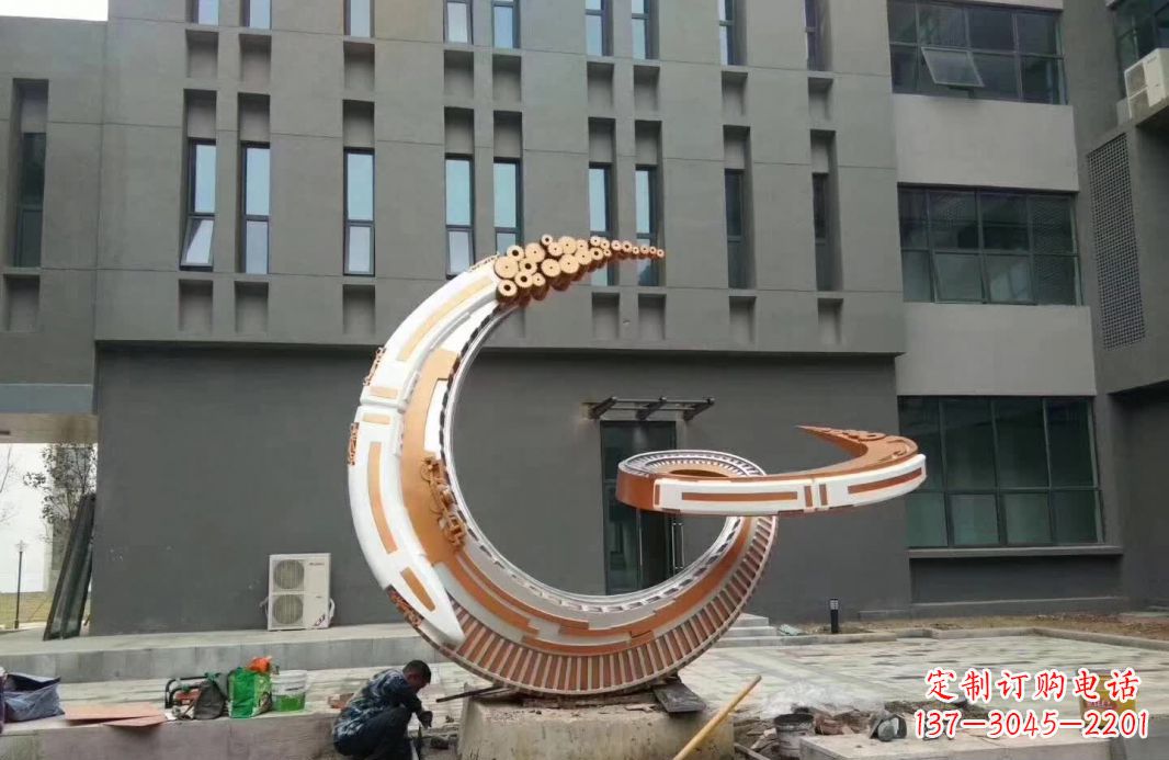 山西小区抽象不锈钢月亮雕塑