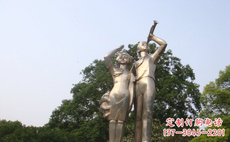 山西校园吹军号敬礼的小学生人物景观铜雕