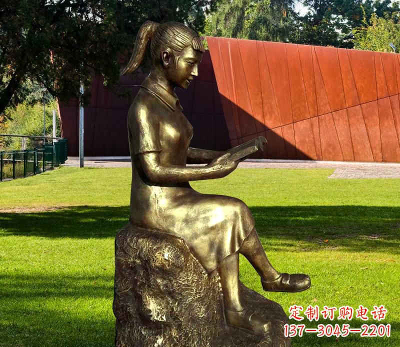山西校园看书的女孩铜雕