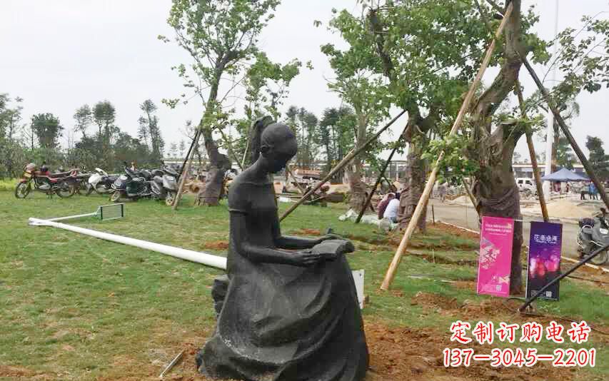 山西校园看书女孩雕塑