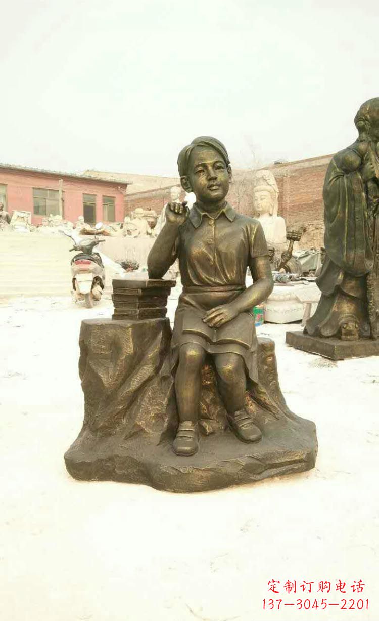 山西校园看书思考的学生铜雕