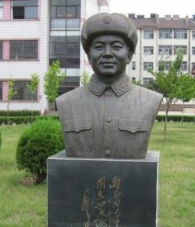 山西校园雷锋铜像