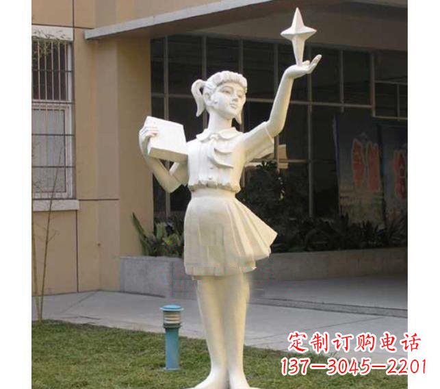 山西校园拿书本的小学生石雕