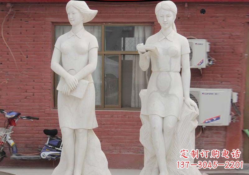 山西校园拿书本的学生石雕