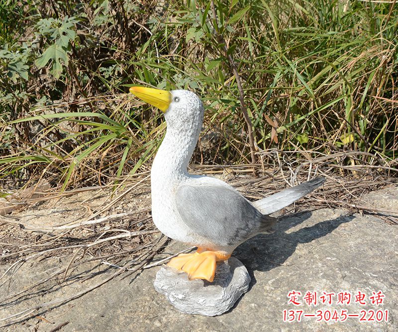 山西学校雕塑和平鸽