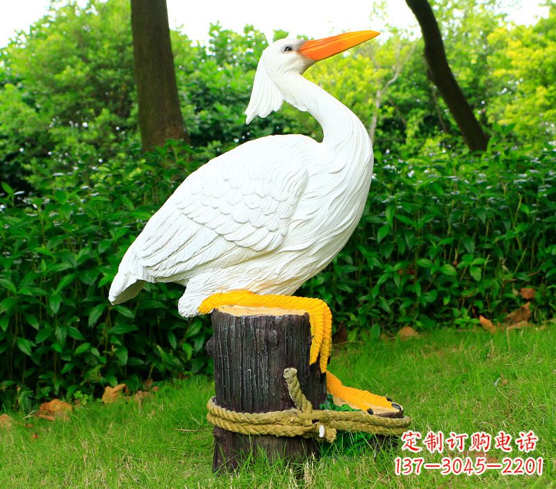 山西一男一女抱一只鸽子雕像