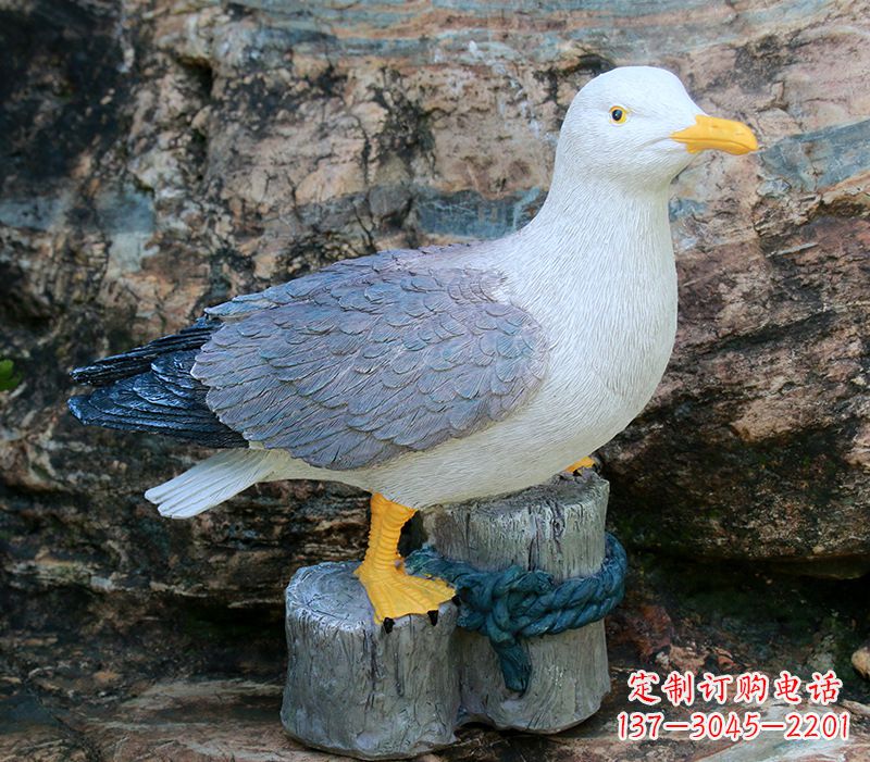 山西一手托鸽子 一手拿书本的雕塑像