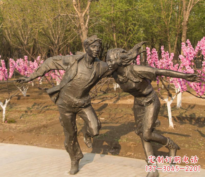 山西游玩的情侣铜雕