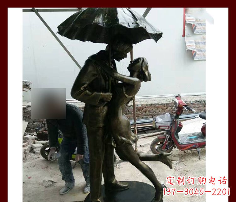山西雨伞下拥抱的情侣铜雕